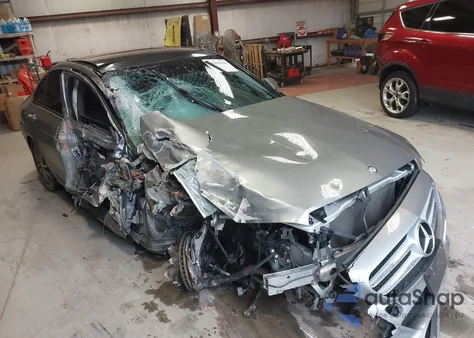 2015 Mercedes-Benz C 300 4Matic z USA, uszkodzony, nr VIN 55SWF4KB3FU016152